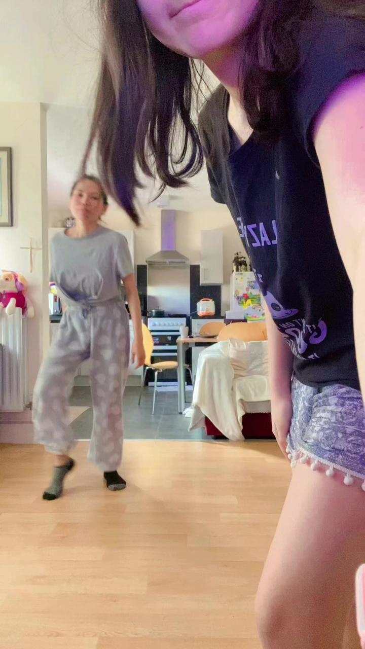 smart dance with my mum, who here likes le sserafim?