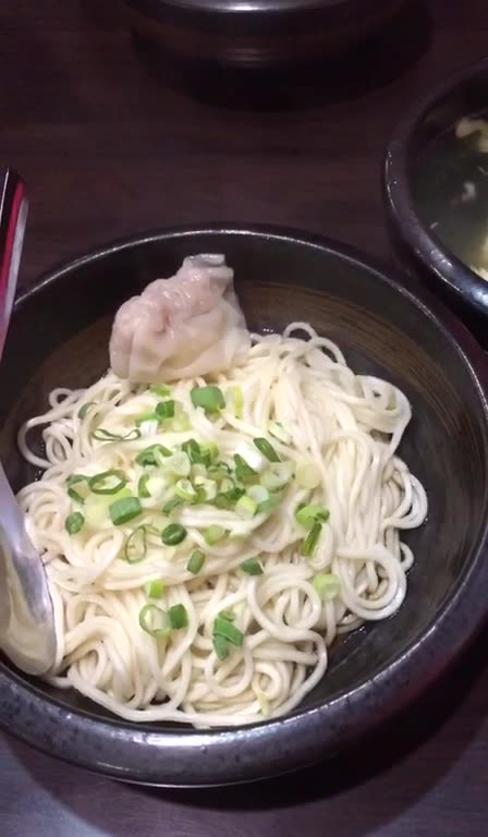 簡單的美味～～
烏醋麵 （忘了拌一下就拍了😅）餛飩麵 紫菜蛋花湯