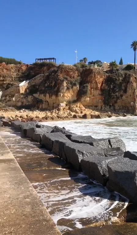 #pac4portugal #portugal #praiadomolhe #waves #caminhada ... a beautiful walk with the waves crashing 