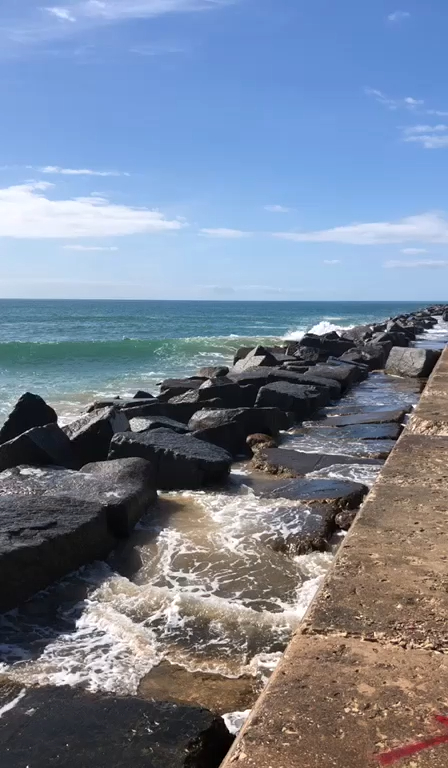 #pac4portugal #portugal #waves #surf #praiadomolhe ... just love watching the waves crashing into the rocks and listening to the sea ❤️🇵🇹💯